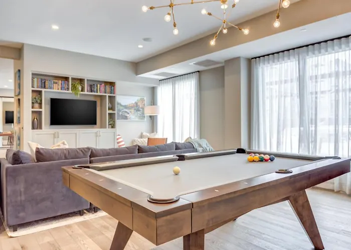 Apartment 1br W Lounge Pool Gym Nr Metra Chi-860 *