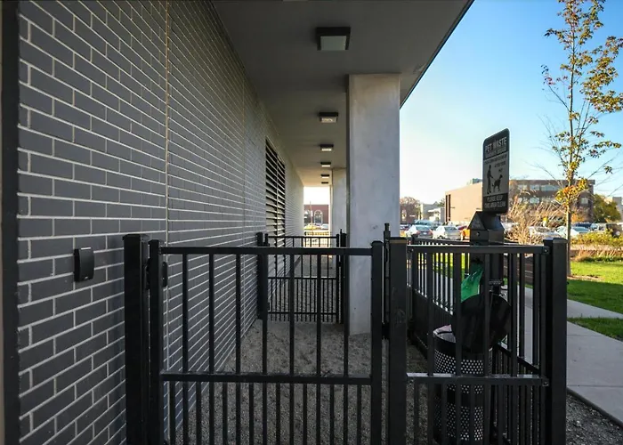 Apartment 1br W Lounge Pool Gym Nr Metra Chi-860 Elmhurst